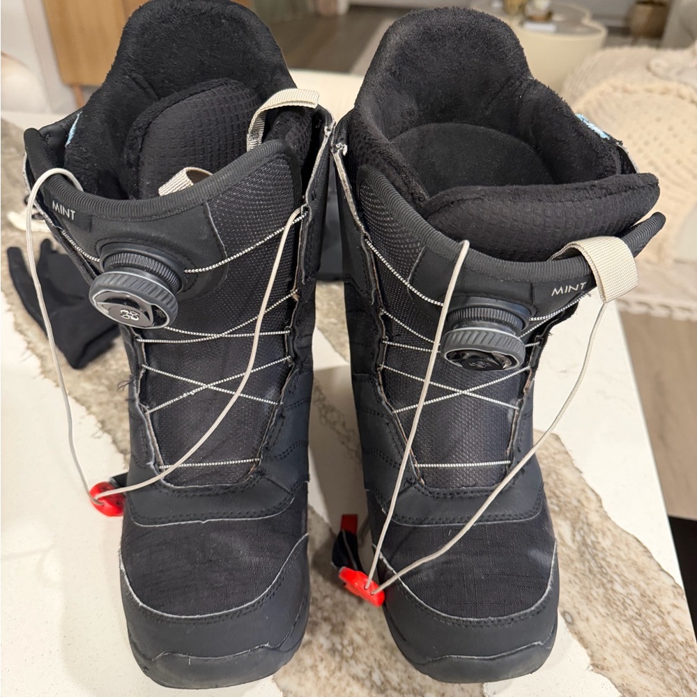 Black Burton Snowboard Boots Mint with BOA System